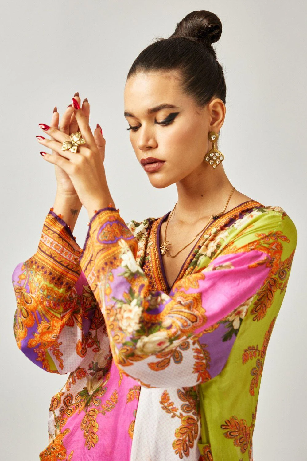 Rajdeep Ranawat Pink Floral V-neck Kaftan 7 Rajdeep Ranawat Pink Floral V-neck Kaftan - Image 5