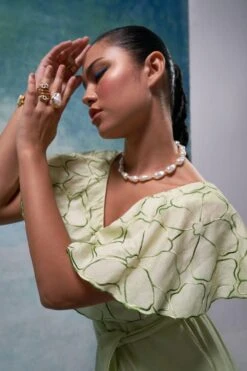 Front Page 53 Front Page -Divine Couture 6124sk41 2